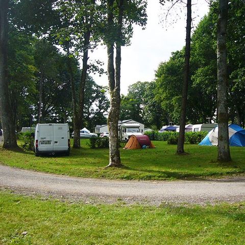 PARZELLE - Stellplatz Natur Camping Zelt, Wohnwagen, Wohnmobil - Fläche >100m² MAXI 4 PERS.