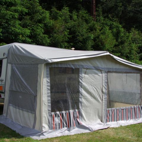 PIAZZOLA - Pacchetto Comfort (1 tenda, roulotte + 1 auto o camper / elettricità 10A)