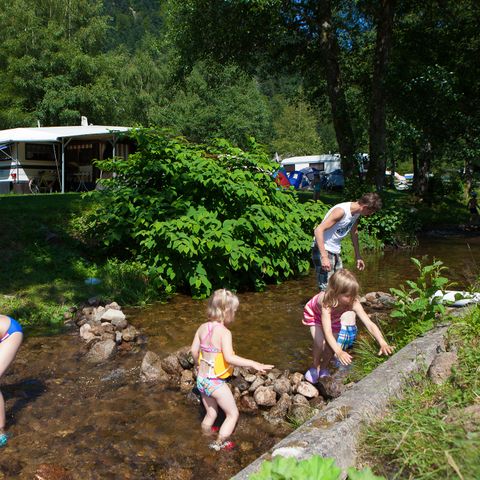 PARZELLE - Forfait Rivière (1 Zelt, Wohnwagen + 1 Auto oder Wohnmobil / Strom 10A)