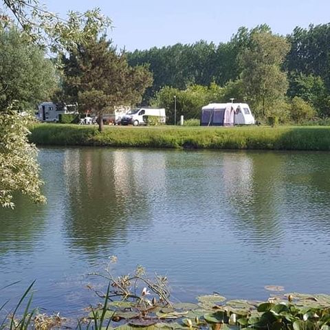 EMPLACEMENT - Emplacement nu pour tente caravane ou camping car (avec électricité)