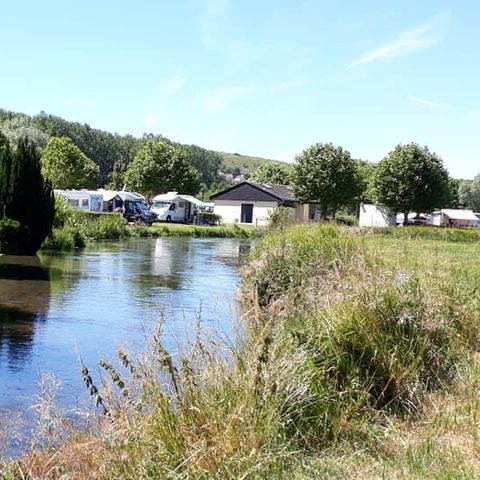 EMPLACEMENT - Emplacement nu pour tente caravane ou camping car (avec électricité)