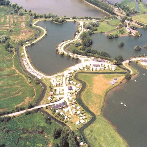 EMPLACEMENT - Emplacement - forfait Privilège - électricité 6A + au bord de l'étang -