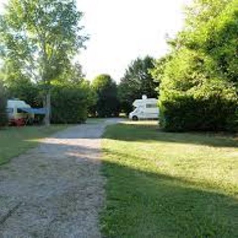 EMPLACEMENT - avec 1 voiture + tente, caravane ou camping-car + électricité