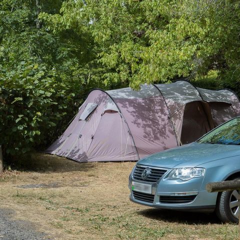 PARCELA - Paquete naturaleza: parcela + 1 vehículo + 1 tienda, caravana o autocaravana