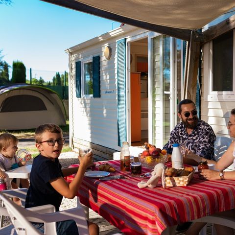 MOBILHOME 4 personnes - LOISIR CONFORT GRAND CHARME - 4 personnes inclus possible 2 personnes supplémentaires à réserver avec le camping (payant)