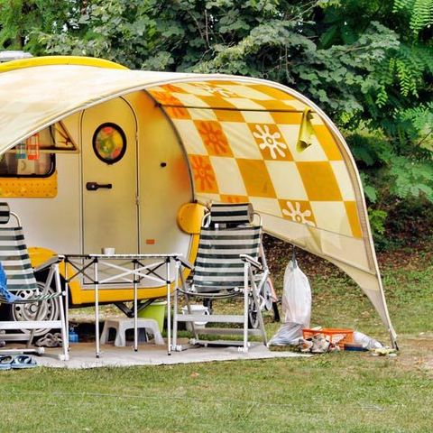 STAANPLAATS - (caravan of camper / 1 auto + 1 tent) + elektriciteit