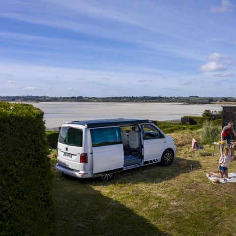 EMPLACEMENT - Premium Vue mer : 1 Slow Box + 1 voiture + électricité 6A