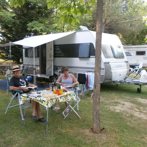 PIAZZOLA - Piazzola standard per roulotte, camper e tenda (pacchetto base per 2 persone)