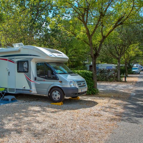 EMPLACEMENT - Forfait tente, caravane ou camping-car + véhicule + électricité 10 Amp.