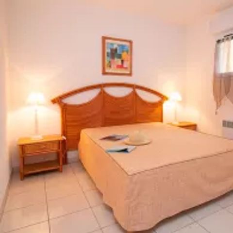 APARTMENT 4 people - 2-room flat sleeps 4 with sea view