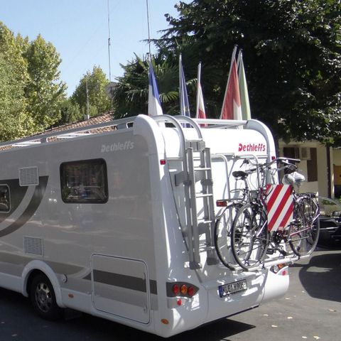 PIAZZOLA - auto + tenda/roulotte o camper + elettricità