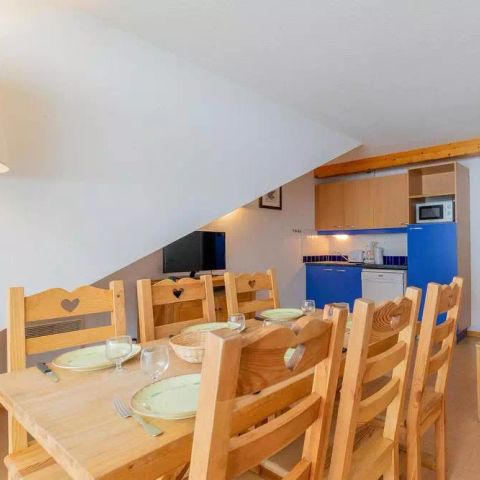 APARTMENT 7 people - 2-room flat + mountain corner sleeps 7 with piste view