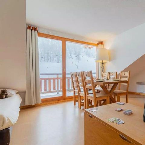 APARTMENT 7 people - 2-room flat + mountain corner sleeps 7 with piste view