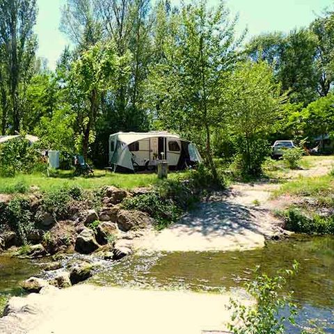 PARZELLE - 06 XXL-Stellplatz (+200m²) Fahrzeug + Strom 6A