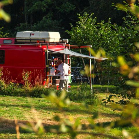 PARZELLE - Wohnwagen + Auto + Strom