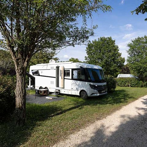 EMPLACEMENT - Forfait Natura (1 tente, caravane ou camping-car / 1 voiture)