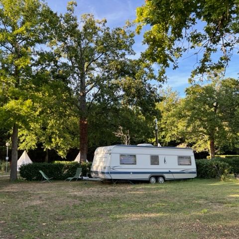 EMPLACEMENT - Forfait Confort Plus(1 caravane ou camping-car / 1 voiture / électricité )