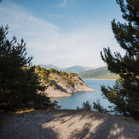 EMPLACEMENT - Emplacement Tout Confort Rivage (électricité+eau , face au lac)