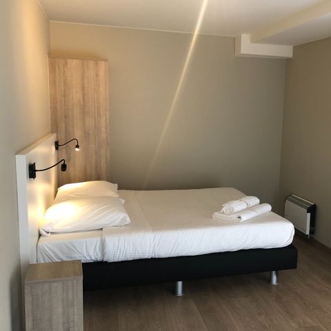 APPARTEMENT 2 personnes - Confort | Chambre - Adaptée aux personnes handicapées | Vue sur la ville