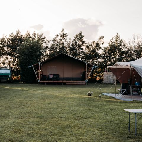 CANVAS AND WOOD TENT 4 people - including sanitary facilities