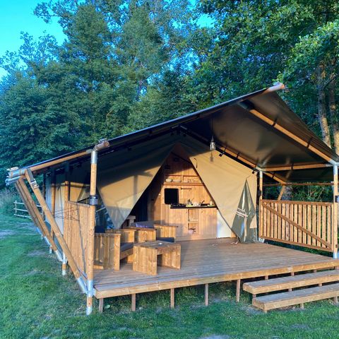 CANVAS AND WOOD TENT 4 people - including sanitary facilities