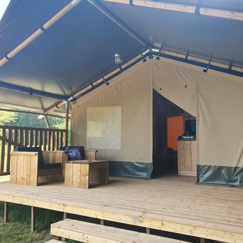 CANVAS AND WOOD TENT 4 people - including sanitary facilities