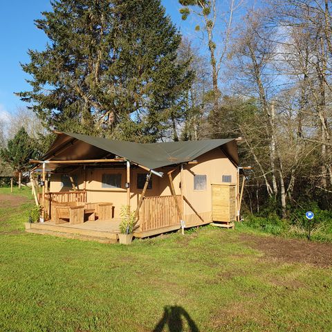 CANVAS AND WOOD TENT 6 people - including sanitary facilities