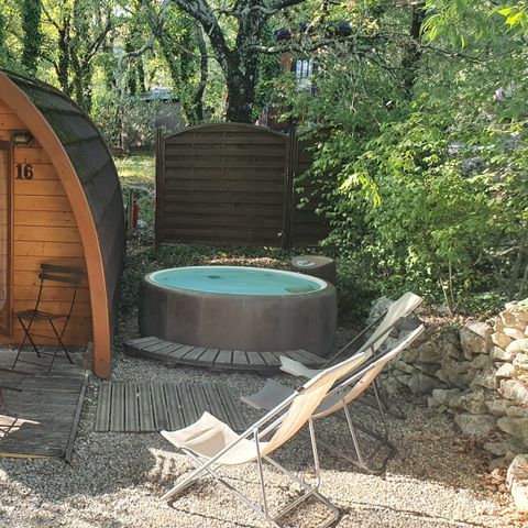 HÉBERGEMENT INSOLITE 3 personnes - Cabane Forestière climatisée ( avec petit déjeuner et Spa privatif accès illimité ) / 2 pers inclus